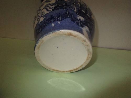 BEAUTIFUL  BLUE AND WHITE WILLOW PATTERN JUG