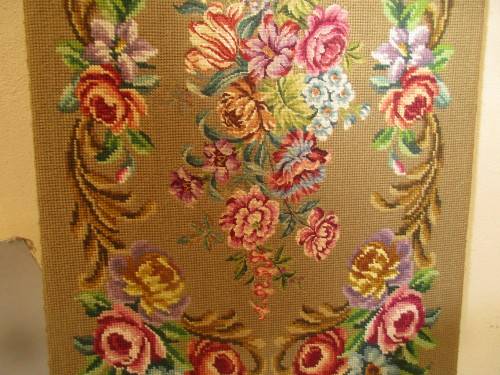 BIG TAPESTRY ON BOARD ROSES