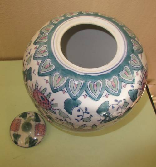 BEAUTIFUL BIG ZHONGGUO ZHI ZAO TEMPLE JAR HANDPAINTED C 1970