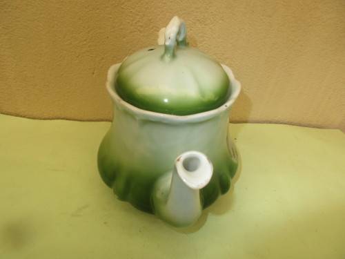 BEAUTIFUL GREEN AND WHITE CERAMIC TEAPOT IT HOLDS  THREE CUPS