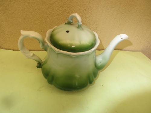 BEAUTIFUL GREEN AND WHITE CERAMIC TEAPOT IT HOLDS  THREE CUPS