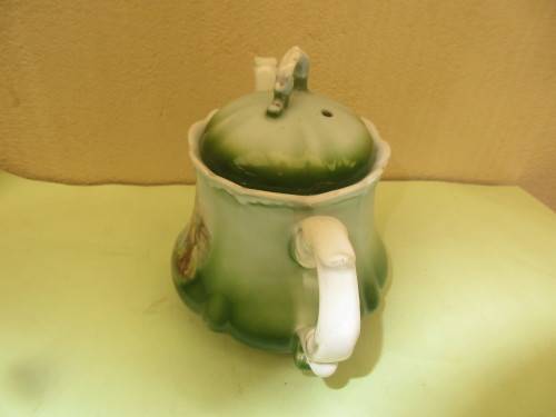BEAUTIFUL GREEN AND WHITE CERAMIC TEAPOT IT HOLDS  THREE CUPS