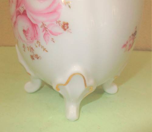 BEAUTIFUL WEIMAR PORCELAIN VASE STANDING ON FOUR FEET
