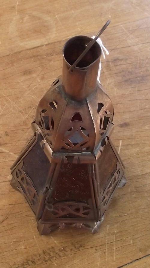 METAL CANDLE HOLDER WITH GLASS SURROUND