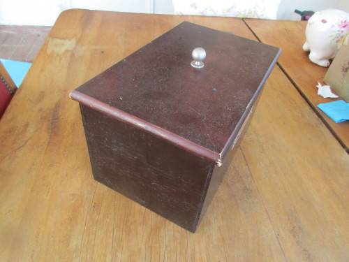 BROWN WOODEN BREAD BIN