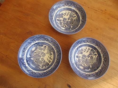 SET OF THREE CHURCHILL CHINA WILLOW PATTERN BLUE AND WHITE BOWLS