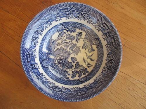 SET OF THREE CHURCHILL CHINA WILLOW PATTERN BLUE AND WHITE BOWLS
