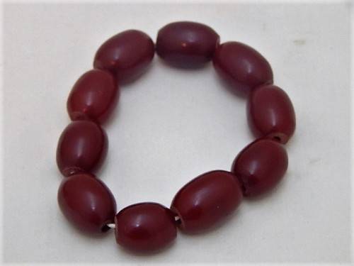 A RED AFRICAN AMBER BEADED BRACELET WITH 10 BEADS