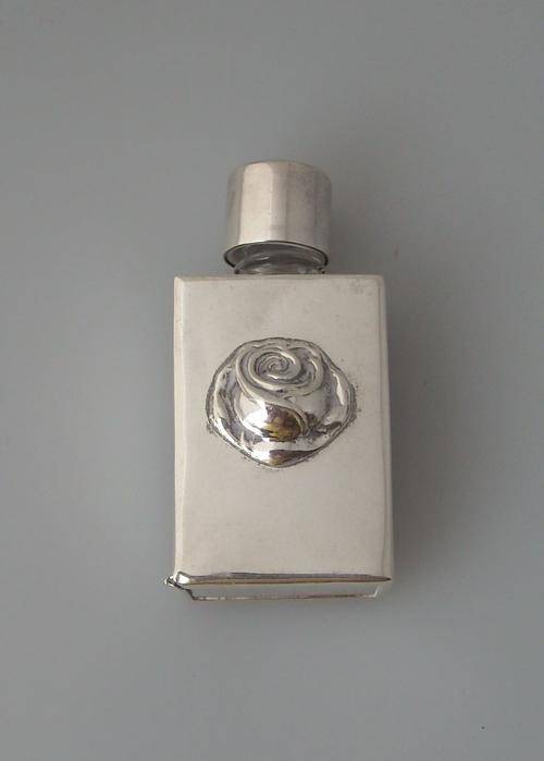 Beautiful Hallmarked Silver perfume bottle 24g - 5cm x 2.5cm