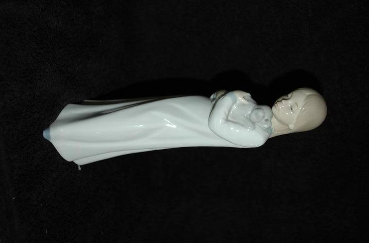 **** Beautiful LLADRO / Nao "Girl Holding Puppy"  ****