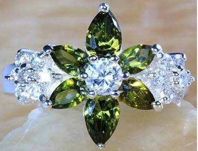 STUNNING MARQUISE CUT PERIDOT & WHITE TOPAZ CZ RING IN HALLMARKED 925 STERLING SILVER