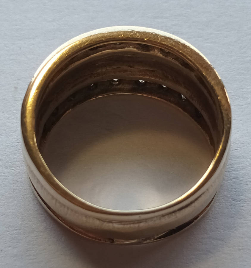 9ct gold ring with 18 round faceted diamonds