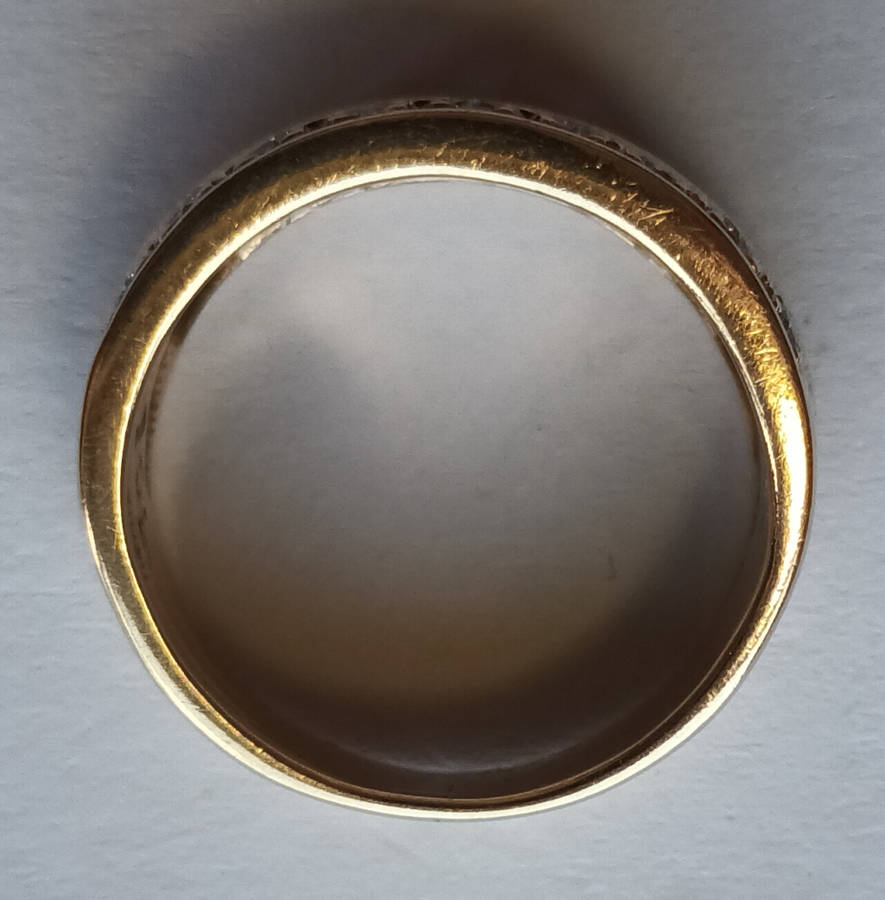 9ct gold ring with 18 round faceted diamonds