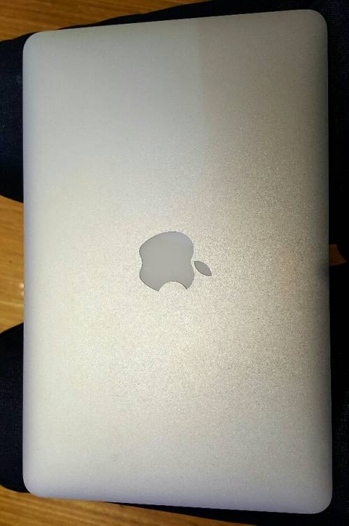MACBOOK AIR 11" FOR SALE.