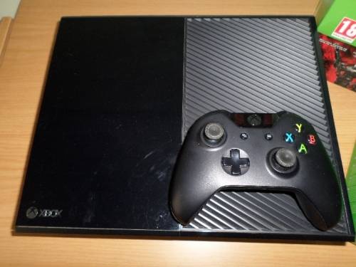 Xbox One 500 GB Console + Controller