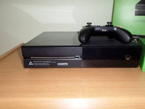 Xbox One 500 GB Console + Controller