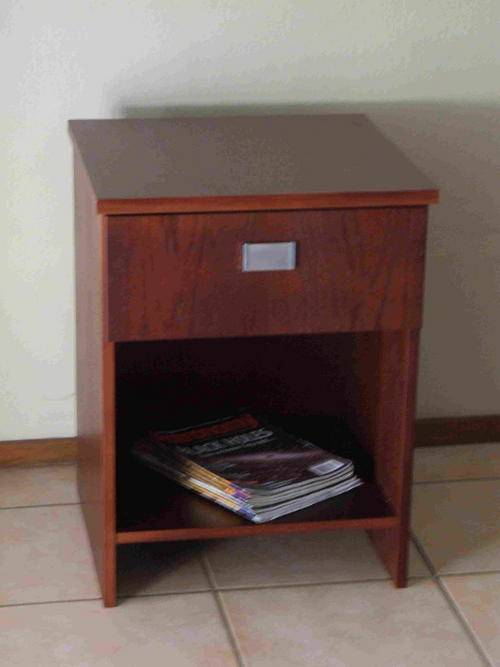 MAHOGANY BEDSIDE PEDESTAL.