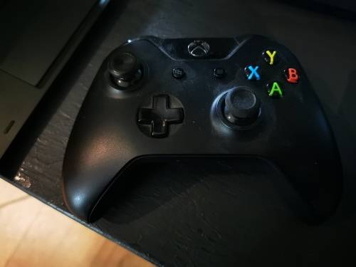Xbox one 1.5TB + 4 controllers + 7 Games