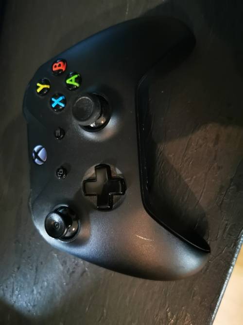Xbox one 1.5TB + 4 controllers + 7 Games