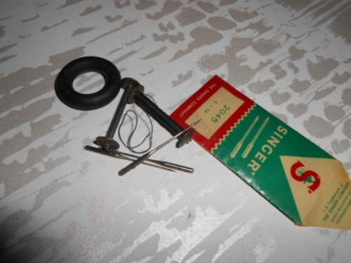 1938 SINGER VIBRATING SHUTTLE SEWING MACHINE