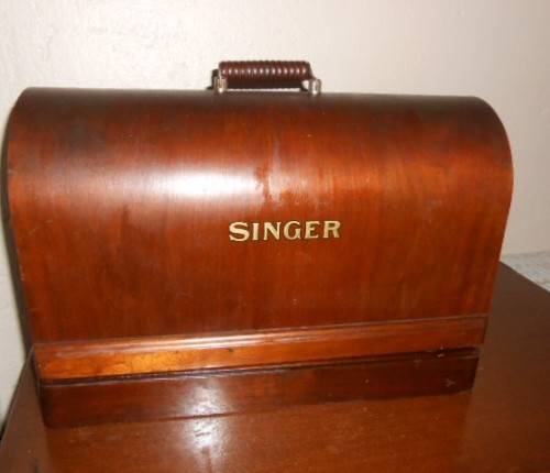 1938 SINGER VIBRATING SHUTTLE SEWING MACHINE