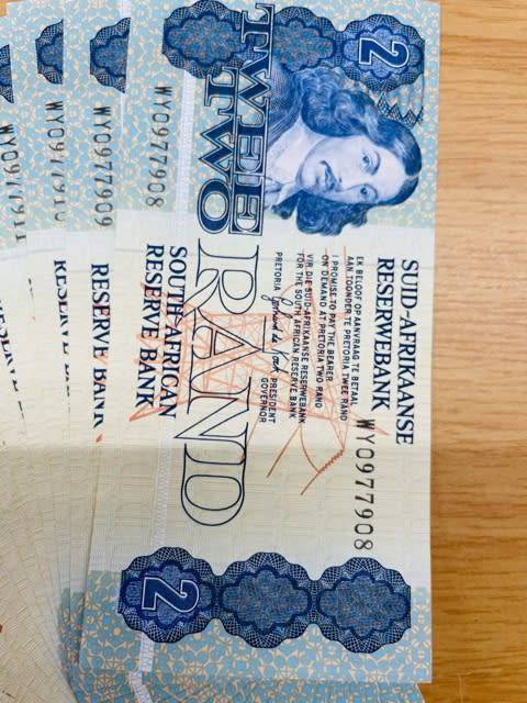 R2 Bank Notes crispy paper. Almost brand NEW. Gerhard de Kock