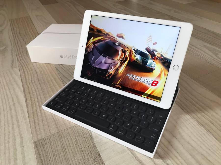 Apple iPad Pro 9.7 256GB WiFi + Cellular! Includes Smart Keyboard. Like New! Bargain Deal!