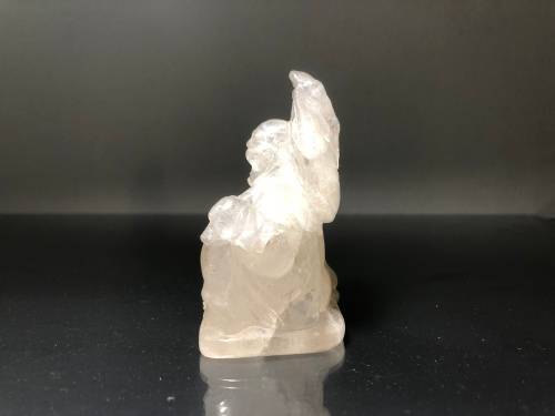 A SMALL LAUGHING BUDDHA FIGURINE CARVED IN CLEAR QUARTZ