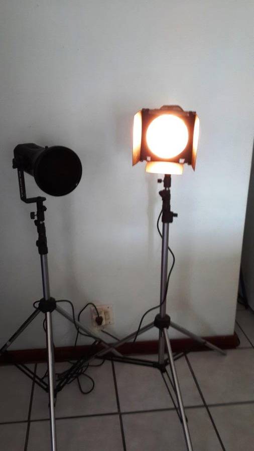 I am selling these two  Electra Classic 250i strobes, ive test them both and the modeling lights and