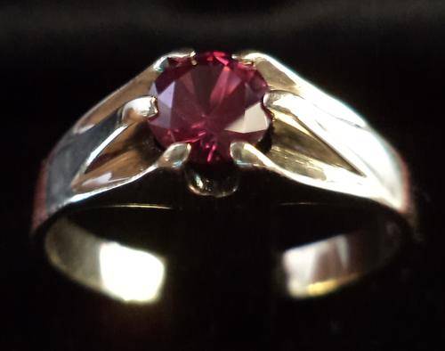 STUNNING MENS 9ct RING .. BEAUTYFUL CUBIC STONE?!