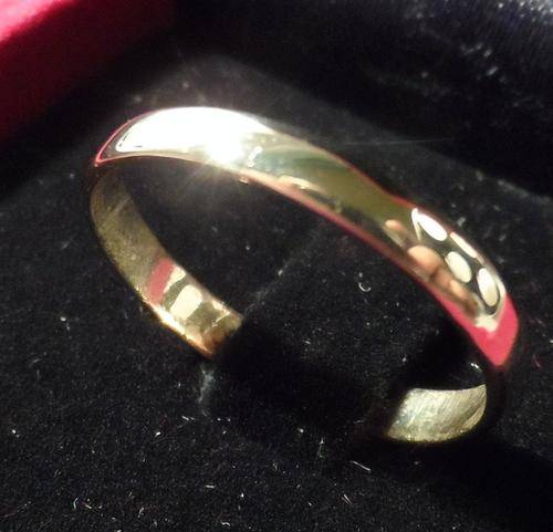 GOLD RING -9CT LOVELY RING