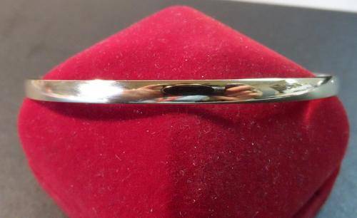 STUNNING LADIES 9ct GOLD 4MM BANGLE! EXCELLENT CONDITION !!