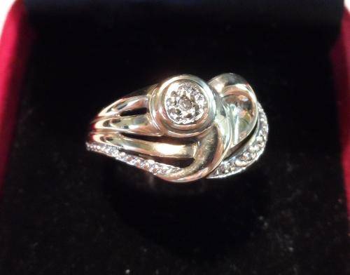 STUNNING WOMANS 9ct GOLD RING !