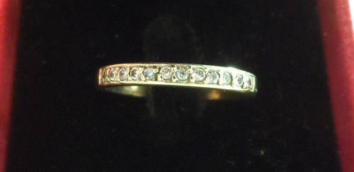 LOVELY LADIES 9ct GOLD RING !
