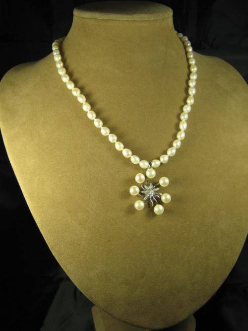 White freshwater pearl necklace
