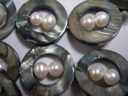 81 cm White freshwater pearl and silver mother of pearl necklace