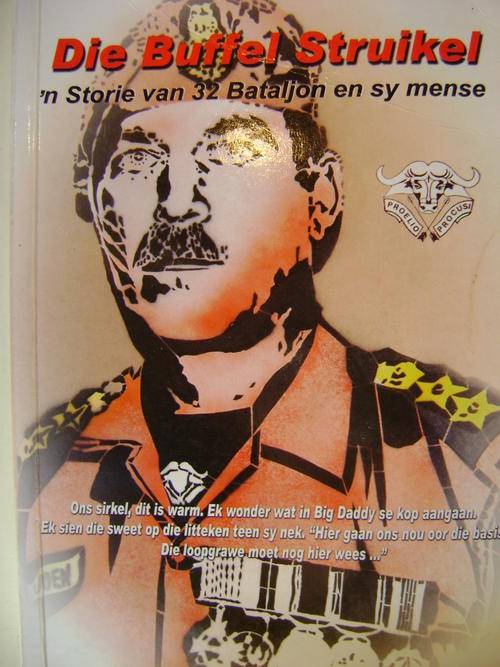 Die Buffel Struikel: 'n Storie Van 32 Bataljon En Sy Mense - Dr LJ Bothma