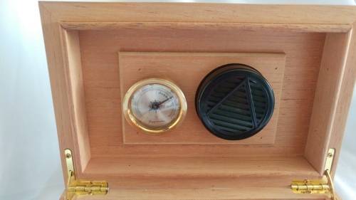 Humidor Cigar box Wooden veneer and Cigar holder