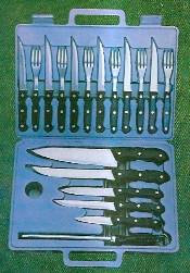 18 PIECE CUTLERY SET