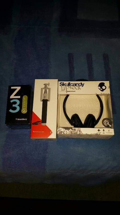 BRAND NEW BLACKBERRY Z3 STILL SEALED IN PLASTIC COMES WITH NEW SKULL CANDY HEADPHONES,SELFIE STICK