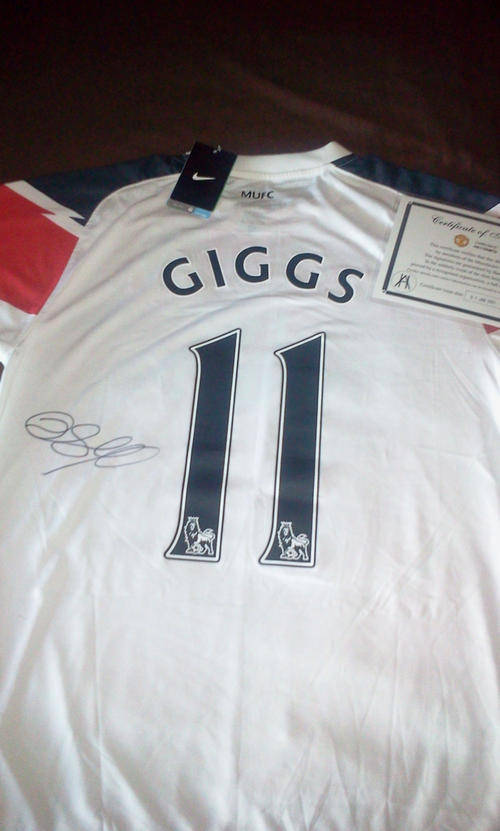 MANCHESTER UNITED SOCCER SHRIT - SIGNED RYAN GIGGS + COA