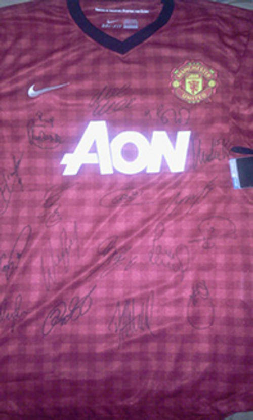 Manchester United Team Signed Jersey + C.O.A.