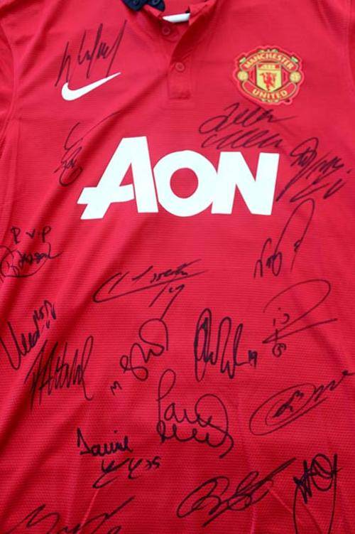 Manchester United Team Signed 13/14 Home Jersey + C.O.A.