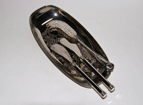 EXCEPTIONAL ENSEMBLE OF BUTTER UTENSILS IN SILVER PLATE