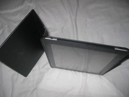 APPLE IPAD 2 16GB 3G , WIFi , BLACK infront , silver at the back with ipad Pouch.