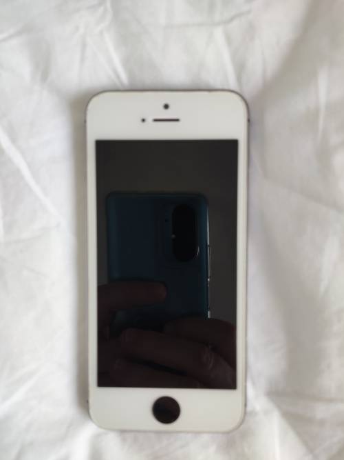 IPhone 5s (NOT WORKING) Does not switch on.