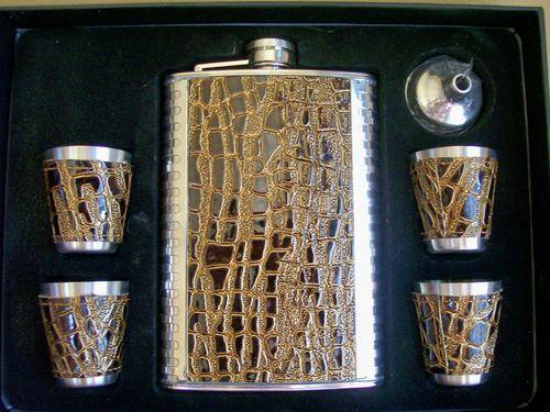 AWESOME HIP FLASK SET - NEVER USED AND THE IDEAL GIFT FOR HIM!