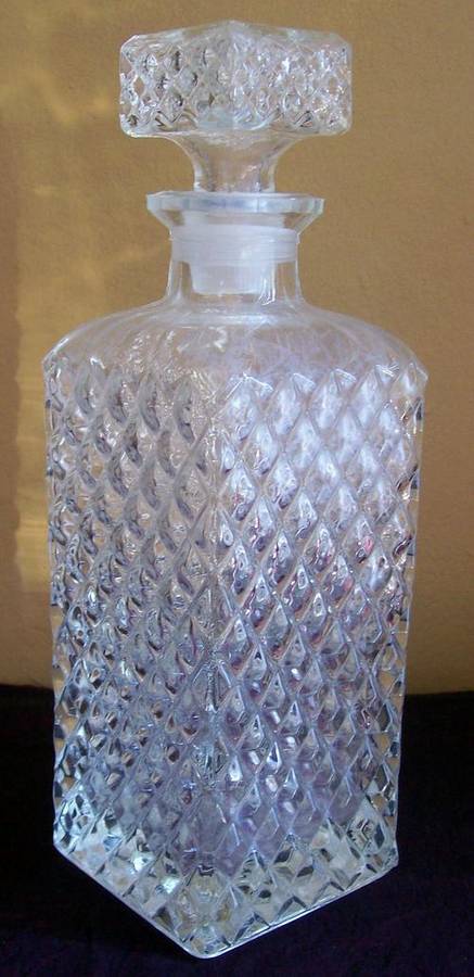 BEAUTIFUL DECANTER IN GOOD CONDITION