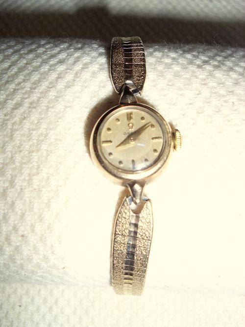 OMEGA GOLD LADIES WATCH value R3,000.00