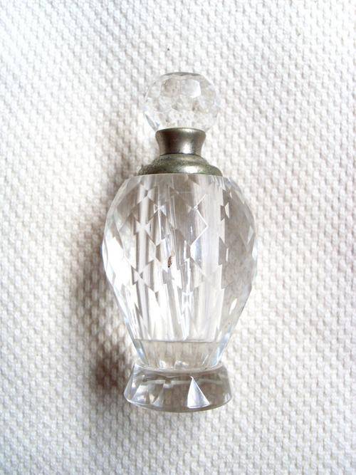 STUNNING CLEAR OVAL SHAPE PERFUME BOTTLE !!!!!!R1.00 !!!!!!!